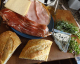 Foto del paso 4 de la receta: Bocadillo de pan de maíz con jamón, quesos y brotes