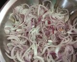 A picture of step 2 of Crispy Onion Pakoda.