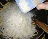 Foto langkah ke 5 dari resep Bihun goreng.
