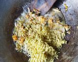 Foto langkah ke 2 dari resep Mie goreng daun katu.