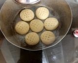 A picture of step 4 of Custard flavour biscuits.