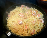 Foto del paso 4 de la receta: Tallarines con gambas, salmón y trufa