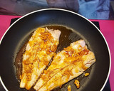 Foto del paso 3 de la receta: Lubina al ajillo con patatas y judías