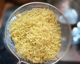 Foto langkah ke 1 dari resep Indomie Goreng Nyemek Sosis Bakso.