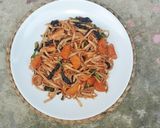 Foto langkah ke 5 dari resep Mie Urai Goreng Bayam Batik.