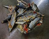 Foto langkah ke 4 dari resep Tumis Ikan Asin Anak Sarden.