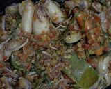 Foto langkah ke 5 dari resep Sambal Cumi Asin Daun Jeruk 🦑🌶🌿.