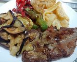 Foto del paso 8 de la receta: Bistec de ternera añojo con verduras salteadas y patatas fritas