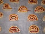 Rollitos de hojaldre con chorizo y queso gouda