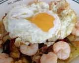Foto del paso 10 de la receta: Patatas a lo pobre con huevos y gambas