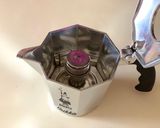 รูปขั้นตอนการทำที่ 1 ของ กาแฟลาเต้ร้อนนมอัลม่อนด์ จากเครื่อง Moka Pot