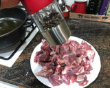Foto del paso 1 de la receta: Cordero al ajillo con patatas fritas y champiñones rellenos