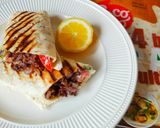 Foto langkah ke 3 dari resep Beef shawarma wrap.