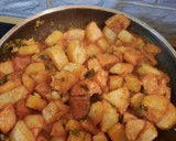 Foto del paso 3 de la receta: Patatas fritas aliñadas al ajillo