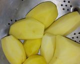 Foto del paso 1 de la receta: Bondiola con salsa de cebollas a la mostaza y papas al natural