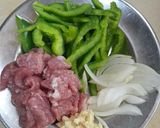 รูปขั้นตอนการทำที่ 1 ของ หมูผัดพริกหวาน