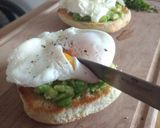 Foto del paso 3 de la receta: Huevo pochado sobre tostada con palta