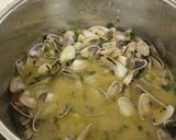 Foto del paso 4 de la receta: Coquinas salteadas con txakolí y corvina a la plancha