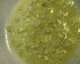 Foto del paso 2 de la receta: Tostadas con revuelto de espárragos, cebolla tierna y ajo