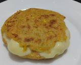 Foto del paso 6 de la receta: Arepa🫓de calabacin🥯y zanahoria rellena de pollo🍗queso🧀cebolla🧅caramelizada y salsa de ajo🧄🌿🥯