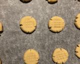 Foto langkah ke 2 dari resep Simple Almond Cookies (No mixer).