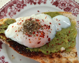 Foto del paso 4 de la receta: Tosta de guacamole y huevo poché a baja temperatura