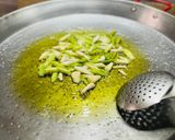 Foto del paso 3 de la receta: Paella de rape, ajos tiernos, espárragos y alcachofas 🥘 🧔♂️
