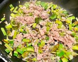 A picture of step 1 of Penne Rigate with Tuna and Leeks.