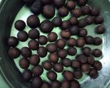 A picture of step 5 of Mawa Gulabjamun.