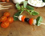 Foto del paso 1 de la receta: Brochetas de queso fresco y tomates a la albahaca