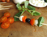 Foto del paso 1 de la receta: Brochetas de queso fresco y tomates a la albahaca