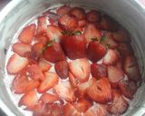 Foto del paso 4 de la receta: Tarta sin horno de Oreo con frutillas y crema