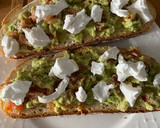 Foto del paso 5 de la receta: Tosta de Burrata de Cabra con Aguacate, Anchoas, Pistachos y Miel 🍯
