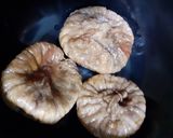 A picture of step 1 of Dried Fig smoothie.