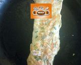 A picture of step 3 of Omelette egg roll.