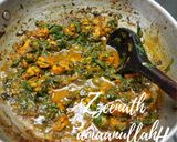 A picture of step 3 of Prawns with Spinach and Spring Onion Greens.