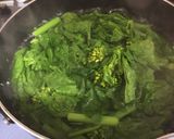 A picture of step 4 of Japanese boiled Nanohana(rape blossoms).