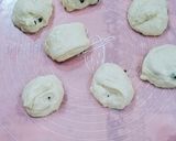 Gambar langkah 2 resipi Sourdough Chocolate Chip Buns.
