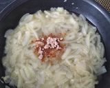 Une image de l'étape 2 de Oignons confits au fond de veau.
