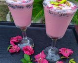 A picture of step 2 of Rose ice cream shake.