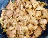 Hình bước làm 4 của món Xào nạc dăm ngũ vị hương theo kiểu luộc cạn và cách cắt thịt để không bị dai
