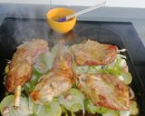 Foto del paso 6 de la receta: Paletillas de cordero con patatas, cebolla y pimiento al horno