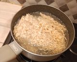 Foto langkah ke 2 dari resep Mie Goreng Telur Bakso.