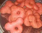 Foto langkah ke 5 dari resep Donat pink ceria.