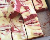 Foto langkah ke 8 dari resep Red Velvet Marble Cheesecake.