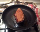Foto del passaggio 5 della ricetta Petto d'anatra con salsa di lamponi, pùrè di patata americana e mela al tegame