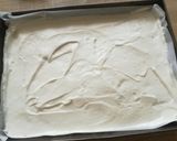 Ciasto z budyniem, owocami, bezą i kruszonką krok przepisu 4 zdjęcie