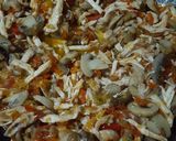 Foto langkah ke 2 dari resep Ayam suwir jamur kancing pedas (isian nasi bakar).