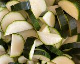 Csirkemell cukkinis-borsós ágyon recept fázis 2 fotója