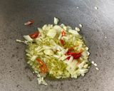 Gambar langkah 1 resipi Makaroni Goreng Tomyam.